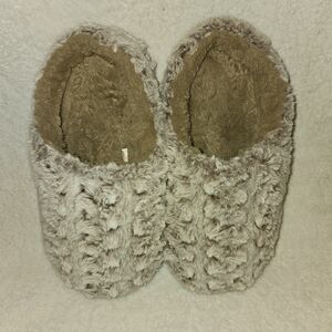 Aroma Home White and Tan Cable-Knit Fuzzy Slippers